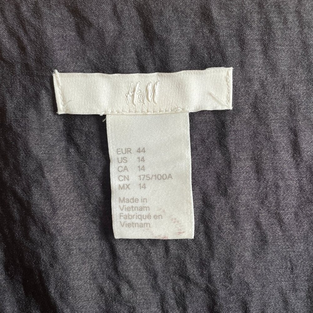 Size 14 H&M black flutter sleeve top - Picture 8 of 8